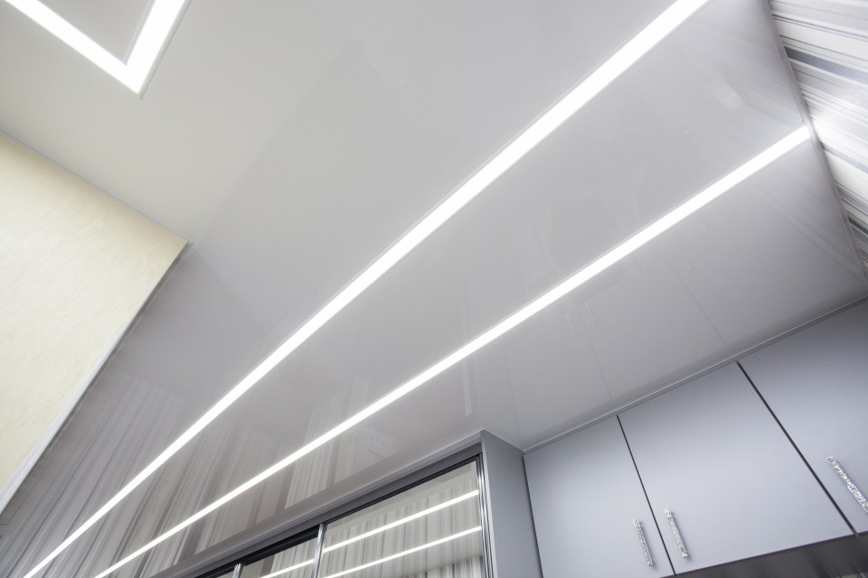 Заказать световые потолки с линией света в г. Киселёвск